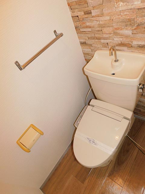 トイレ　温水洗浄便座が設置されてます！
