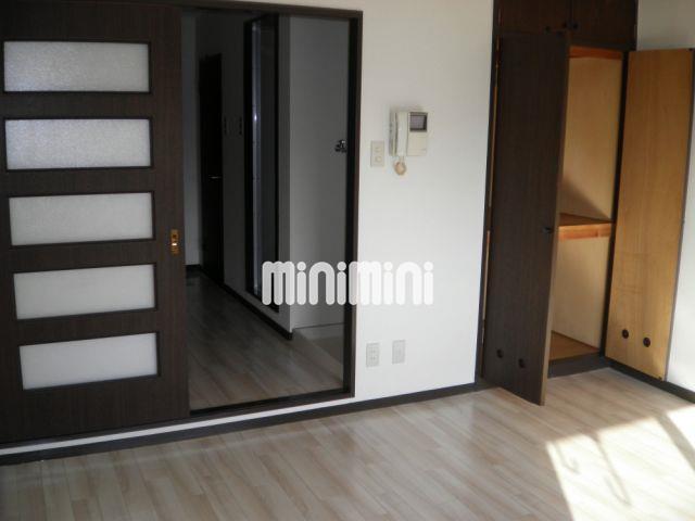 居室・リビング　ドアが引き戸なので場所とらなくて便利