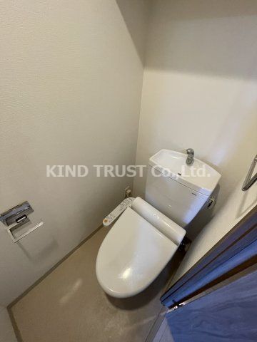 トイレ　落ち着いた色調のトイレです