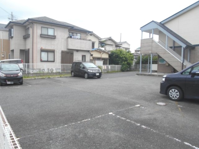 【近江八幡市西本郷町東のアパートの駐車場】