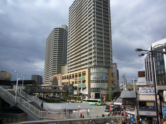 【高槻市南芥川町のマンションのショッピングセンター】