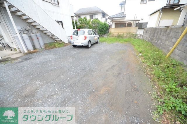 【八王子市諏訪町のアパートの駐車場】