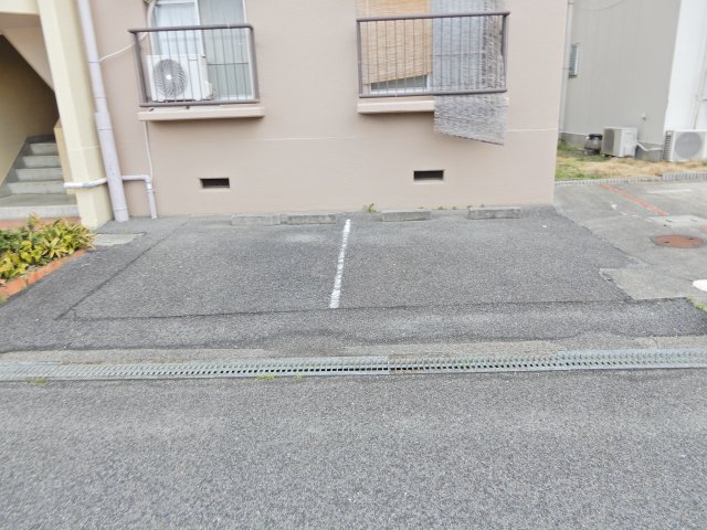 【高槻市安満西の町のマンションの駐車場】