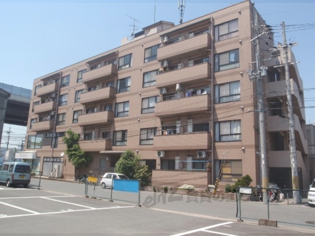 【京都市伏見区北端町のマンションの建物外観】