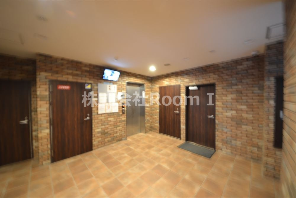 エントランス　建物の内部です宅配BOXです