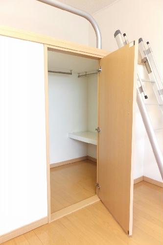 収納　ベット下大型収納スペース付き