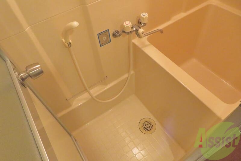 バス・シャワールーム　お風呂です。正方形に近い形です。水が節約できそうですね。