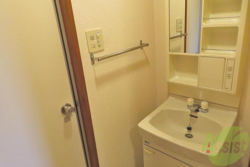 洗面設備　便利な独立式の洗面台が備わっております。