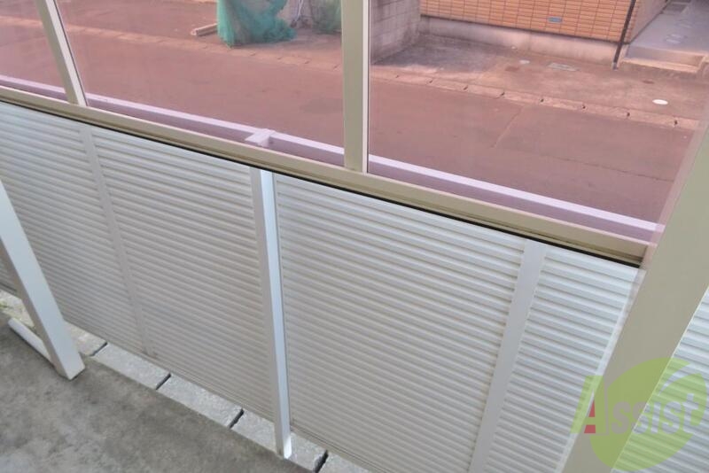 バルコニー　道路に面しているバルコニーは屋根付きとなっております。
