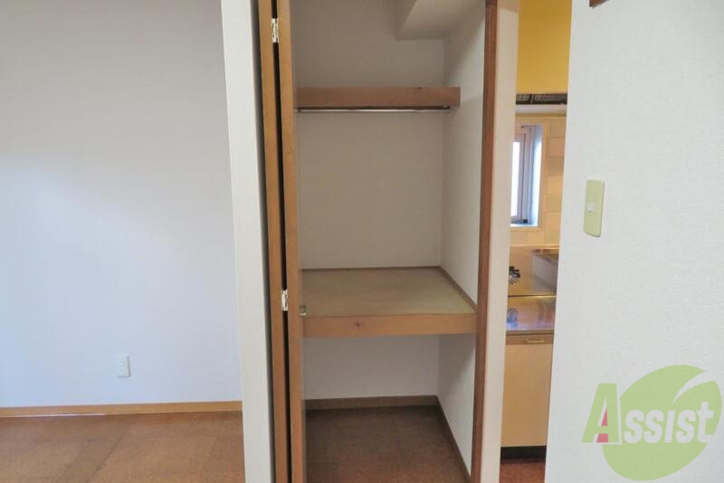 玄関　クローゼットは２段式の奥行きのある仕様となっております。