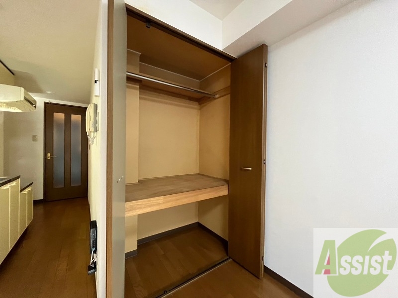 収納　こちらの収納にはハンガーをかけて服もしまえますね。