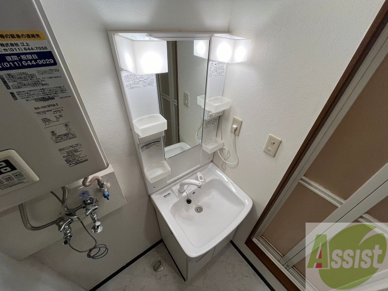 洗面設備　独立洗面台です。大きくてよいですね。シャンプーもできます！