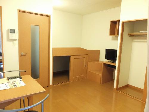 居室・リビング　家具家電設置済みのお部屋です。