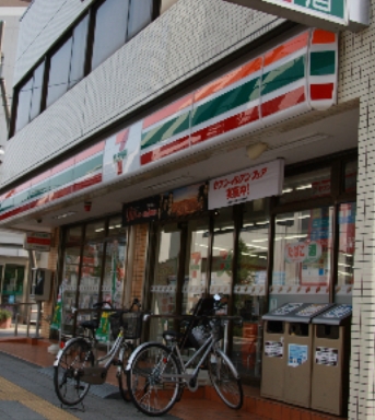 コンビニ　セブンイレブン 足立梅島2丁目店（コンビニ）まで496m