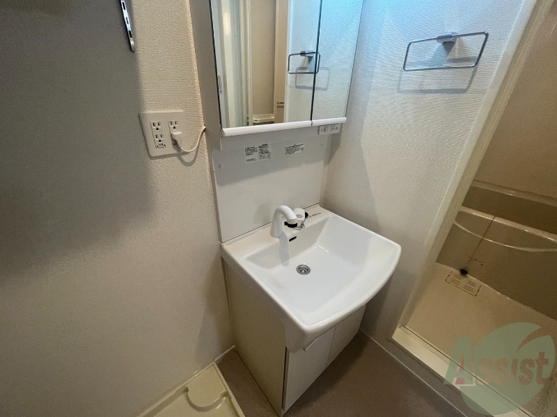 洗面設備　洗面台はシンプルなつくりで手入れがしやすそうですね。