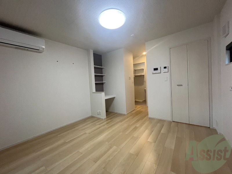 居室・リビング　９．８帖の洋室です。生活のメインとなる部屋ですね。