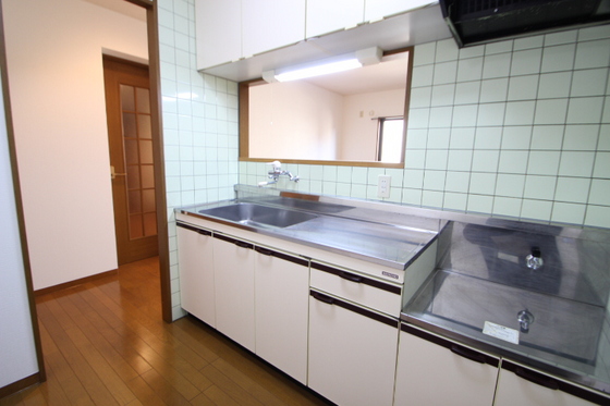 キッチン　※別号室の写真になります。