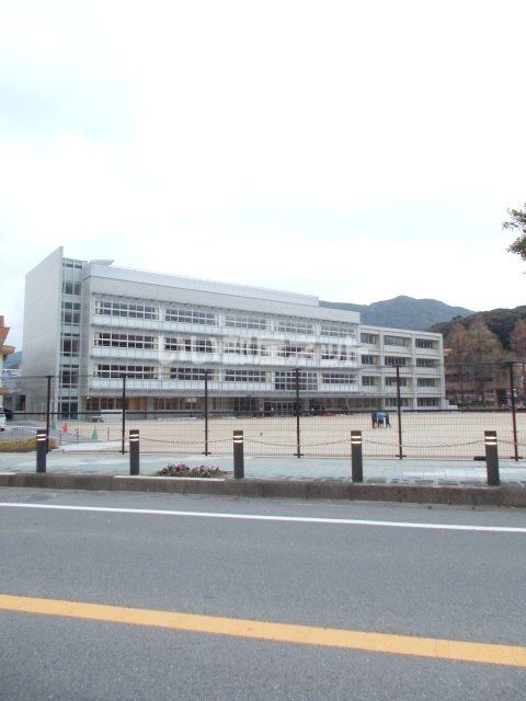 小学校　長与小学校（小学校）まで680m