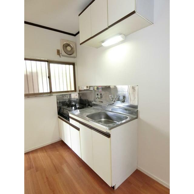 キッチン　キッチンに窓有り。通気良好