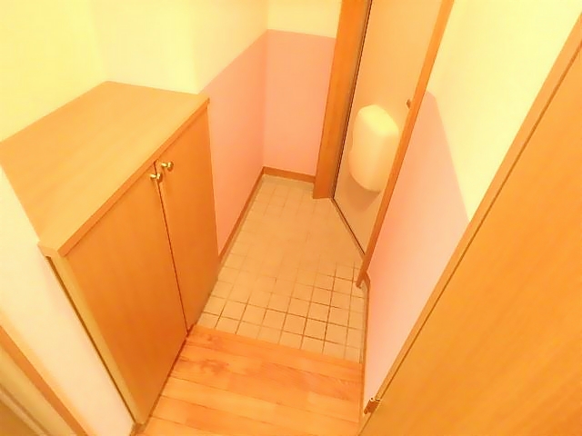 玄関　玄関には上下に収納があります。