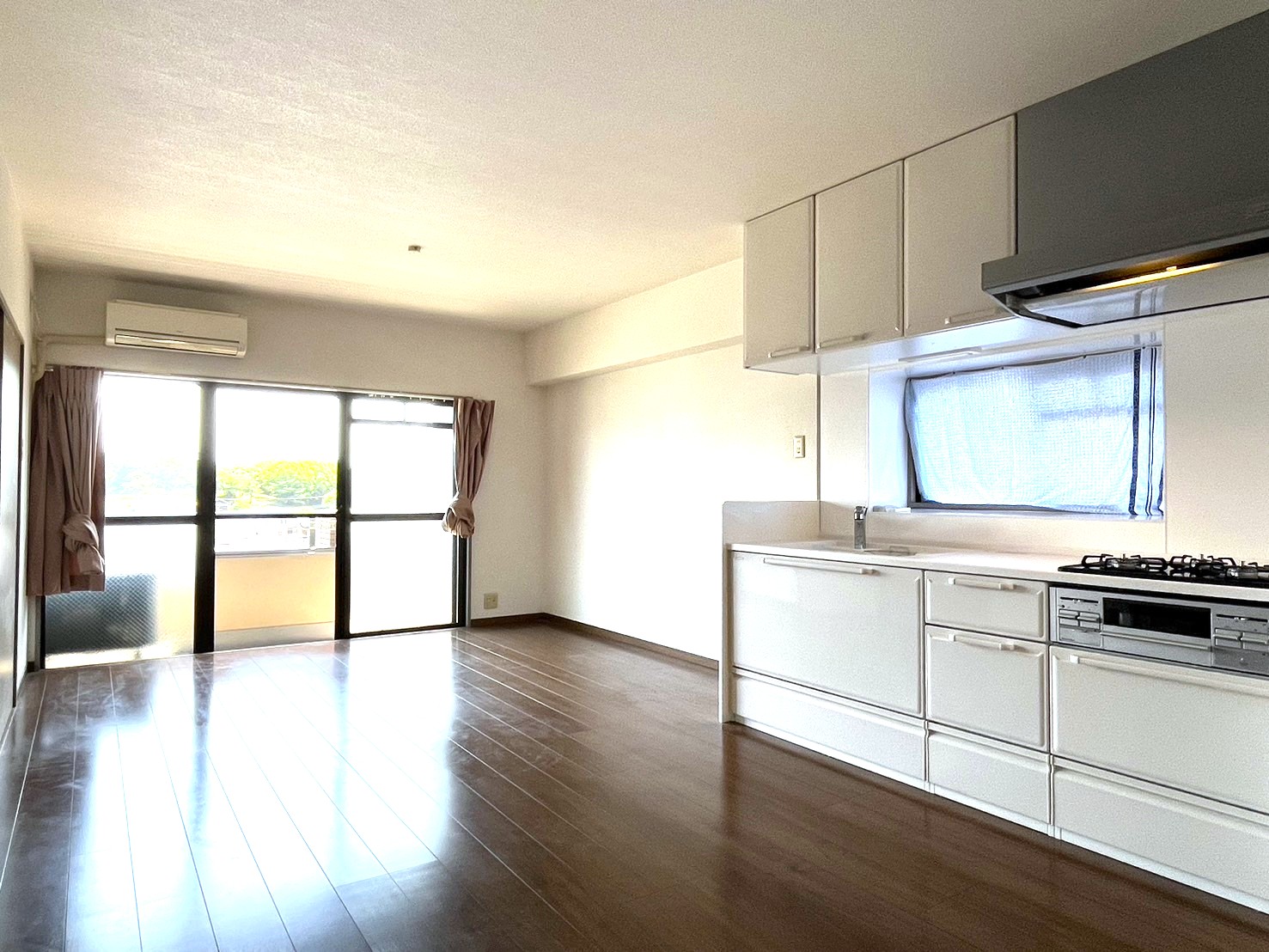 居室・リビング　明るい雰囲気のリビングです。