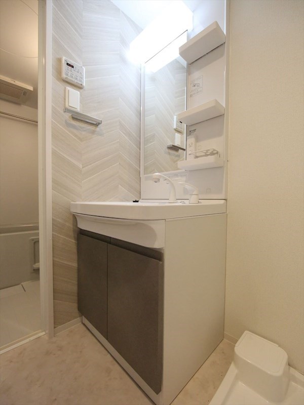 洗面設備　脱衣所　独立洗面台（シャンプードレッサー付）収納スペース有