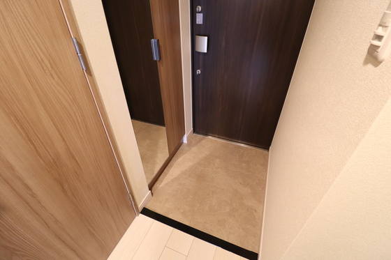 玄関　※別号室の写真です。