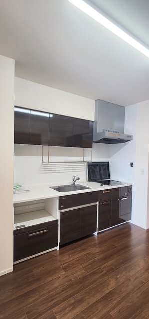 キッチン　作業台や上部収納が低く、使いやすいキッチンです。