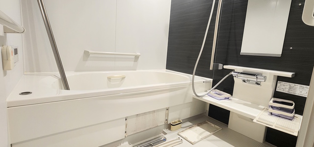 バス・シャワールーム　手すりや滑りにくい床材など、高齢者の暮らしに寄り添った浴室。