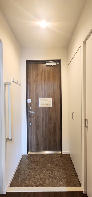 玄関　玄関にはベンチと手すりが設置されています。