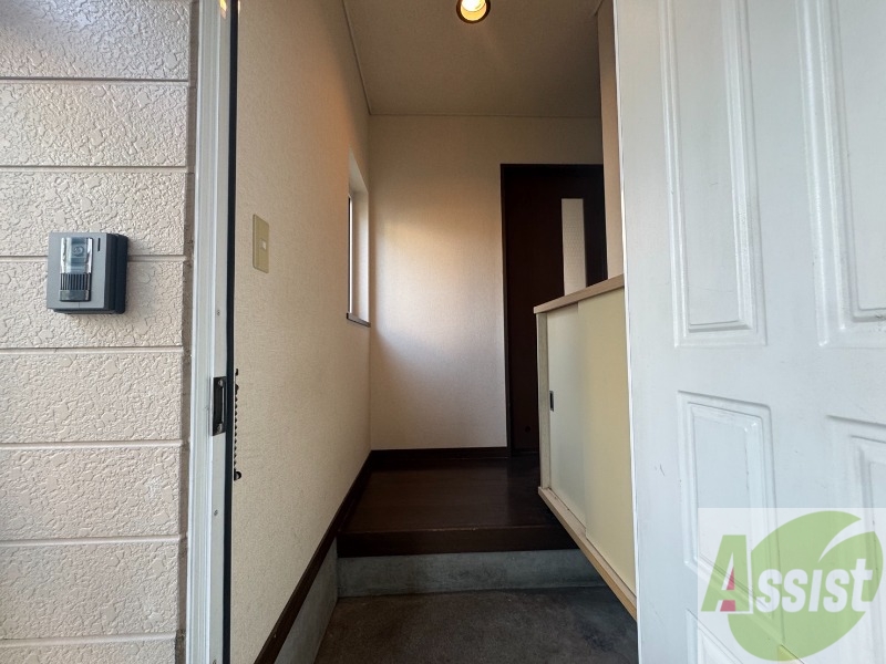 玄関　玄関の様子です。明るい印象ですね。気分もあがりそう。