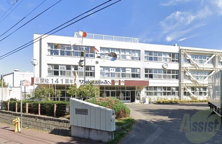 小学校　札幌市立月寒小学校（小学校）まで528m