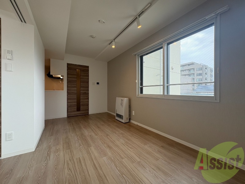 居室・リビング　日当たりが良くて心地よく過ごせそうなお部屋です。