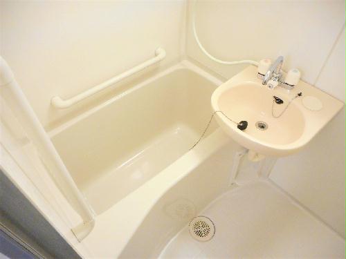 バス・シャワールーム　洗面台とユニット式のお風呂です