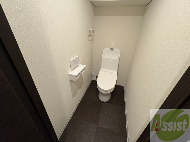 トイレ　トイレです。タオル掛けもついて便利ですね