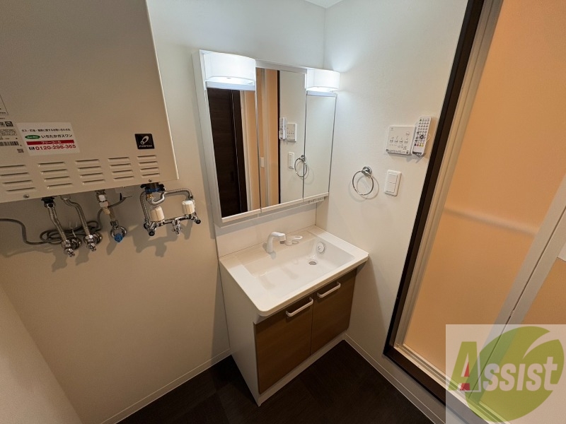 洗面設備　収納も豊富で使い勝手の良い洗面化粧台です。