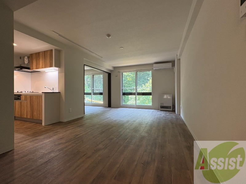 居室・リビング　木目のフローリングは落ち着きのある印象のお部屋になりますね。