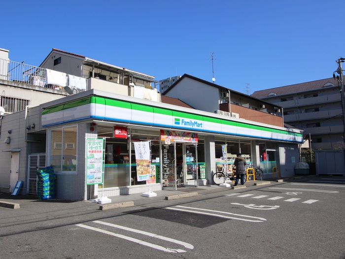 コンビニ　ファミリーマート（コンビニ）まで550m