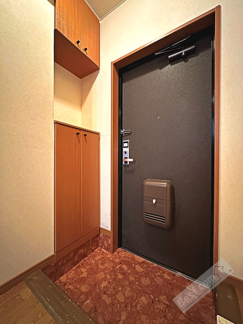 玄関　天井高シューズボックス