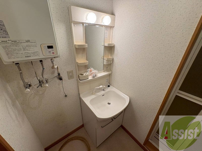 洗面設備　独立洗面台です。大きくてよいですね。シャンプーもできます！