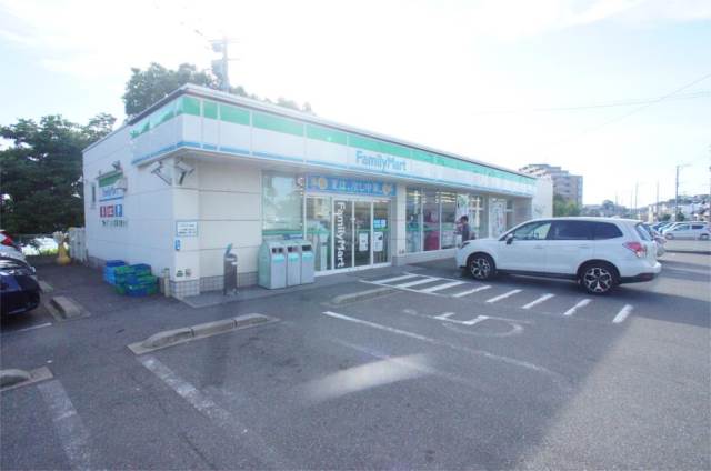 コンビニ　ファミリーマート 香住ヶ丘店（コンビニ）まで766m
