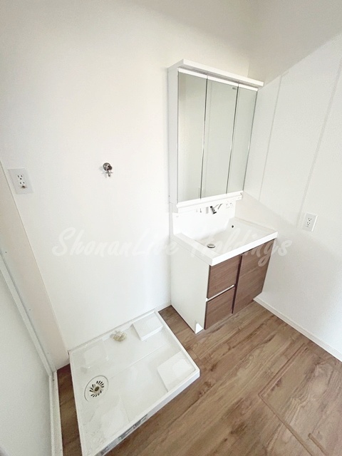 洗面設備　明るい洗面所です