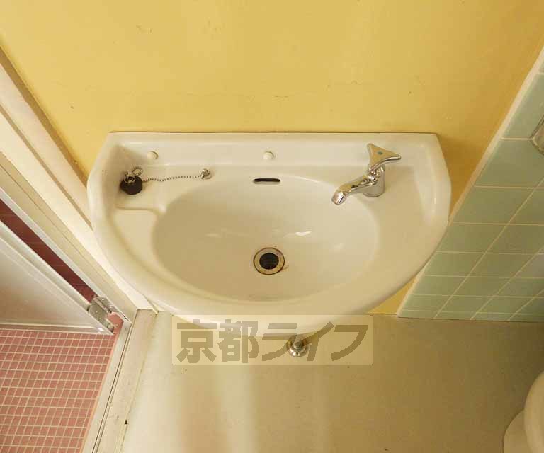 洗面設備　きれいな洗面台です。