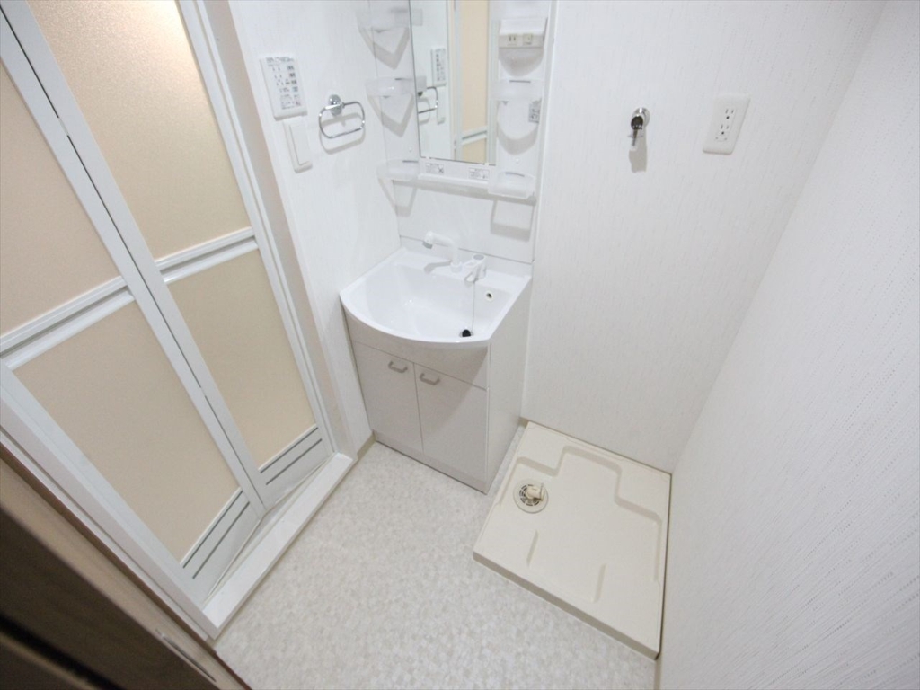 洗面設備　脱衣所　独立洗面台（シャンプードレッサー付）収納スペース有