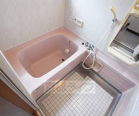 バス・シャワールーム　オシャレなピンクのお風呂です。