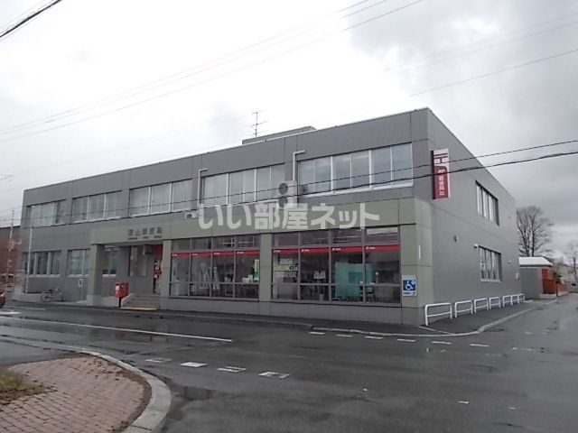 郵便局　栗山郵便局（郵便局）まで1009m