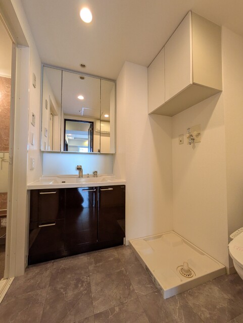 洗面設備　★洗面所です♪洗面台は三面鏡タイプ♪★