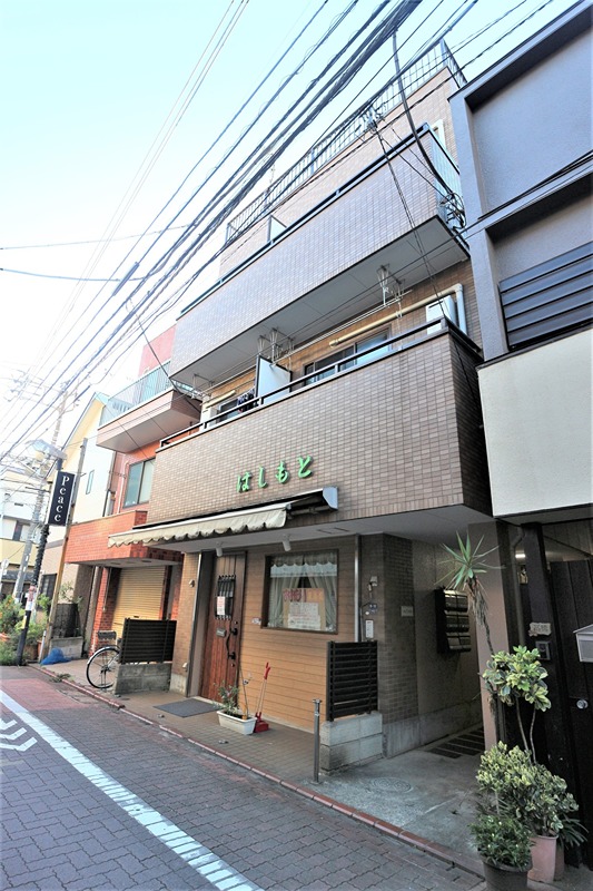 建物外観　3階建ての賃貸マンション