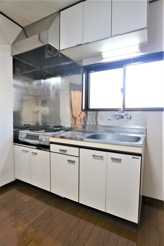 キッチン　ガスコンロ完備！窓付きで明るいキッチン！