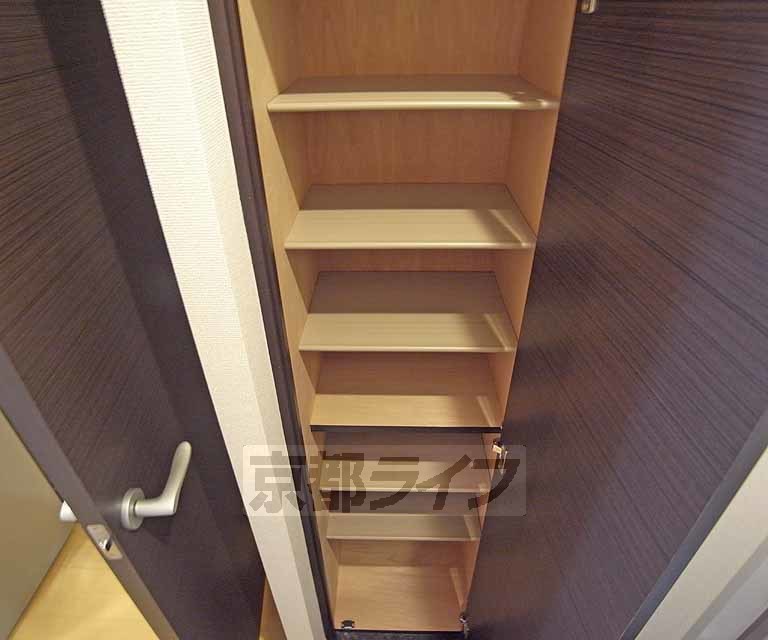 玄関　一人暮らしにちょうどいいサイズのシューズボックス。